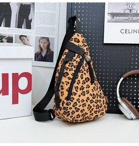 Vue détaillée du sac de poitrine en toile léopard avec bandoulière réglable