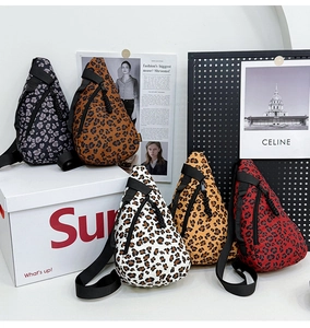 Vue détaillée de sacs de poitrine léopard en cinq coloris avec fermetures nylon