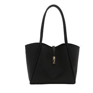 Grande borsa tote in pelle nera opaca con fibbia geometrica dorata e doppi spallacci