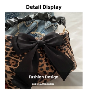 Dettaglio borsa leopardata con grande fiocco nero e tracolla a catena dorata