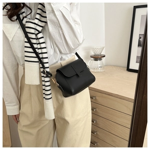 Minimalistische schwarze Umhängetasche aus Kunstleder mit goldenen Details