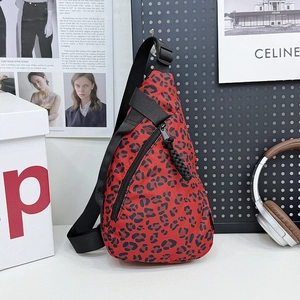 Sac de poitrine japonais à imprimé léopard rouge avec bandoulière et toile décontractée