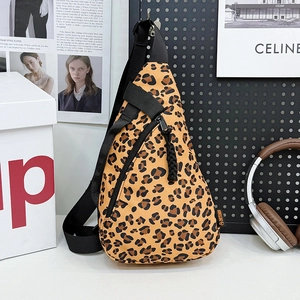 Sac de poitrine tendance en toile imprimé léopard avec bandoulière réglable pour tous