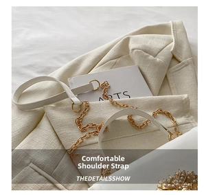 Détail de la bandoulière en cuir blanc et chaîne dorée avec accents floraux de perles