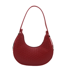 Sac bandoulière demi-lune en cuir tressé rouge avec des accents métalliques argentés
