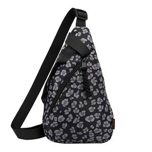 Sac de poitrine avec motif léopard gris et bandoulière réglable en nylon noir robuste