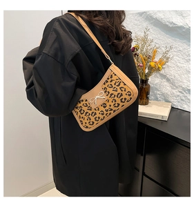 Détail du sac léopard élégant avec son fermoir en forme de nœud métallique argenté
