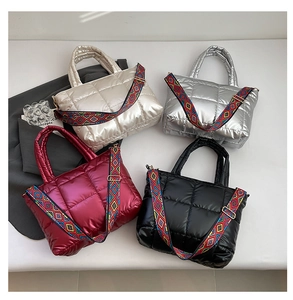 Sacs cabas matelassés en quatre couleurs avec larges bandoulières aux motifs colorés
