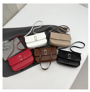 Vue à plat de cinq sacs à bandoulière minimalistes en rouge, blanc, kaki, marron et noir