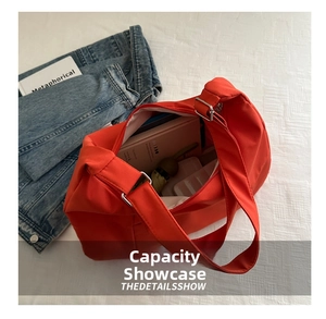 Grande borsa tote rossa in nylon con tracolla regolabile e interno spazioso per libri