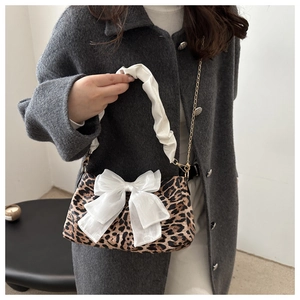 Borsa leopardata chic con grande fiocco bianco e manico superiore increspato elegante