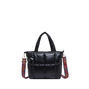 Sac cabas matelassé noir en nylon brillant avec bandoulière tissée colorée amovible
