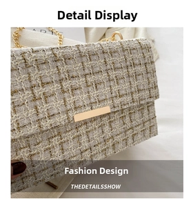 Detailaufnahme von beige Tweed-Struktur mit goldener Kette und rechteckigem Metallverschluss