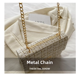 Detail der Tweed-Umhängetasche mit metallischem Kettenriemen und Webstruktur