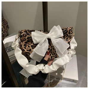 Dettaglio borsa leopardata con grande fiocco in organza bianca e tracolla in pelle increspata