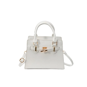 Sac à main trapèze en cuir blanc classique avec fermoir doré et bandoulière amovible