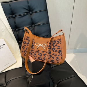 Sac baguette en similicuir marron avec côtés léopard et détail de nœud en métal argenté