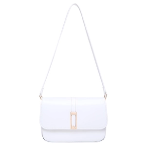 Sac sous le bras en cuir blanc minimaliste avec boucle rectangulaire dorée, vue latérale