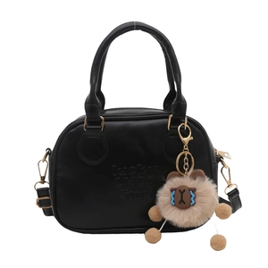 Petit sac à main carré noir tendance avec breloque peluche et détails dorés brillants