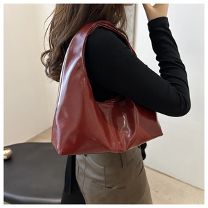 Sac à épaule en cuir verni rouge brillant avec forme de demi-lune et effet miroir