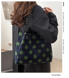 Détail du sac cabas en laine bleu marine à pois verts et bandoulière en chaîne noire