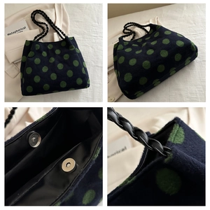 Détail du sac cabas en maille à pois verts, fermoir magnétique et anses tressées