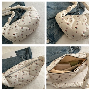 Vue détaillée de l'intérieur d'un sac matelassé blanc à fleurs montrant sa grande capacité