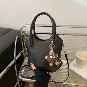 Borsa a secchiello vintage in pelle nera con ciondolo peluche e tracolla