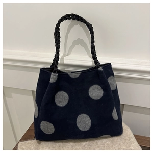 Détail du sac cabas en laine bleu marine à pois gris avec anses tressées noires