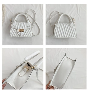 Detailansicht der weißen Stepptasche mit goldenem Drehverschluss und V-Nähten