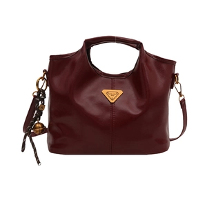 Bolso de mano granate en cuero sintético con asa hueca y detalle de logo metálico