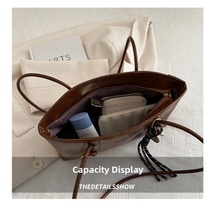Vue de dessus de l'intérieur spacieux du sac cabas marron montrant sa capacité