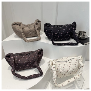 Détail de quatre sacs matelassés à motifs floraux en noir, kaki, café et beige clair