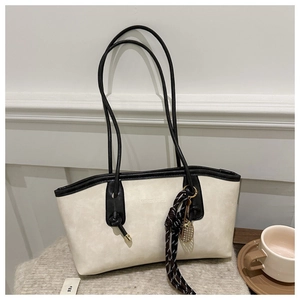 Détail du cabas crème avec bordure noire et logo FASHION & BAGS sur cuir texturé