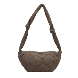 Sac bandoulière matelassé marron en forme de lune avec imprimé floral et nœud
