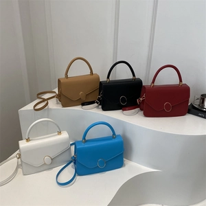 Sacs à bandoulière carrés minimalistes pour femmes en cinq couleurs sur support blanc