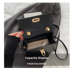Innenansicht der minimalistischen schwarzen Lederhandtasche mit geräumigem Stauraum