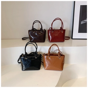 Détails de quatre mini sacs cabas en cuir avec poignées nouées et bandoulières fines