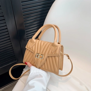 Schicke gesteppte beige Umhängetasche mit goldenem Drehverschluss und Schultergurt