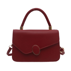 Elegante borsa a mano in pelle rossa testurizzata con fibbia dorata e tracolla rimovibile