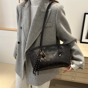 Grand sac cabas noir pour femme avec breloque raquette dorée et fines lanières