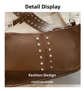 Détail du sac en cuir marron foncé montrant les rivets métalliques sur la bandoulière