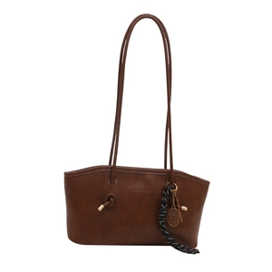 Sac fourre-tout rétro en cuir mat marron foncé avec longues anses et breloque raquette