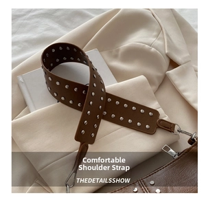 Bandoulière en cuir marron avec rivets argentés et crochets pour sacs à bandoulière
