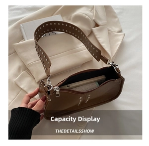 Vue détaillée de l'intérieur d'un sac baguette marron montrant sa grande capacité