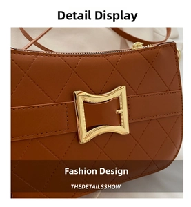 Vue détaillée des surpiqûres matelassées marron et du fermoir doré sur le sac