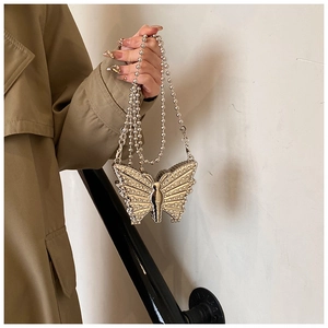 Détails de la pochette de soirée papillon étincelante avec sa chaîne à billes argentée