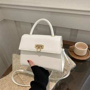 Elegante weiße Leder-Umhängetasche mit minimalistischem Goldring-Verschluss auf Klappe