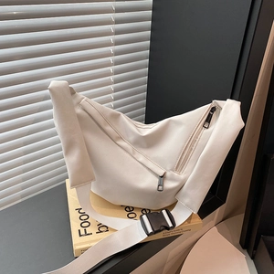 Borsa a mezzaluna bianca minimalista con tracolla regolabile e finitura opaca moderna