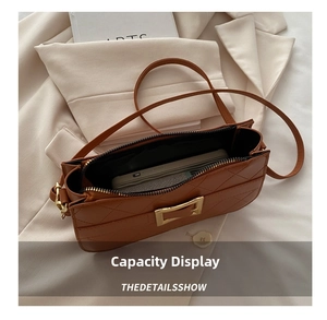 Aperçu de la capacité du sac bandoulière matelassé marron avec espace pour un téléphone